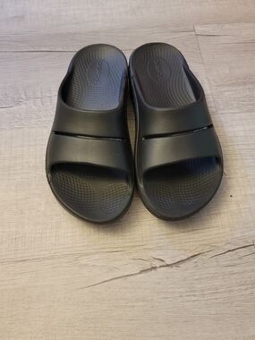 OOFOS Black Slide Sandals